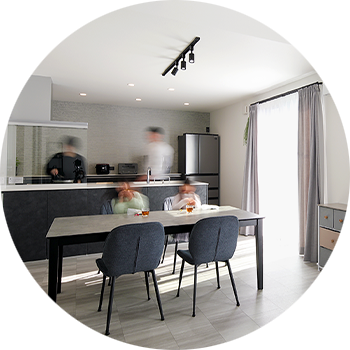 セミオーダー住宅で叶えたハイドアLDKとアイランドキッチンの家